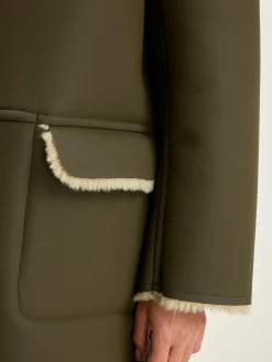 Elodie Jas Met Capuchon